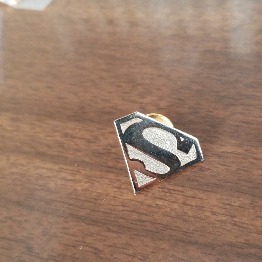SuperMan lapel pin Gold Tone